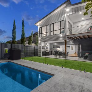 Glass pool fence